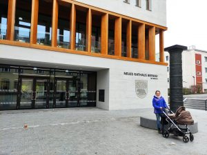 Nadine Schnittke mit Kinderwagen vor Rathaus