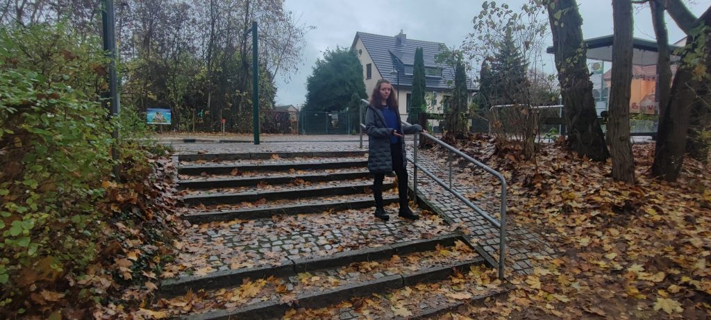 Nadine Schnittke auf Treppe